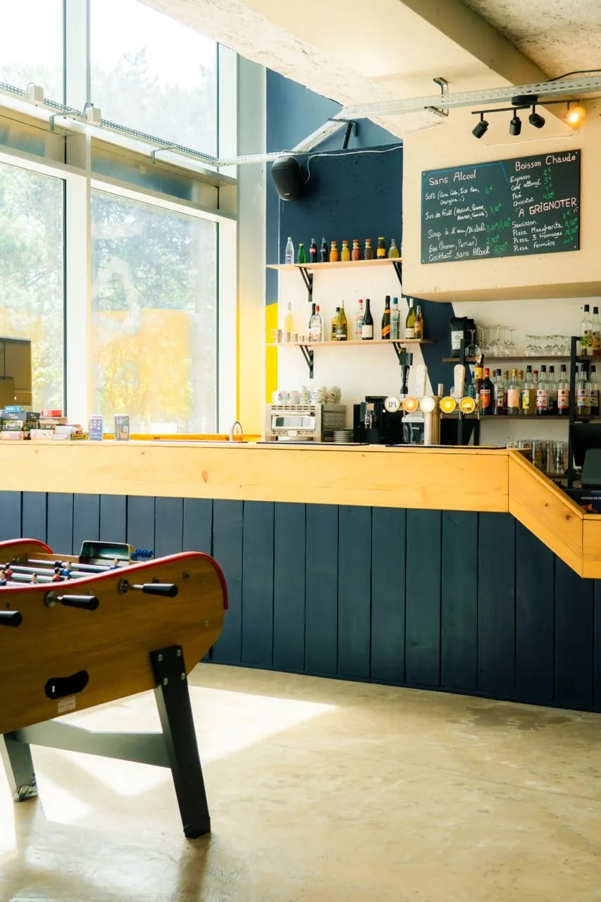 Baby-foot devant le comptoir du bar Active Room
