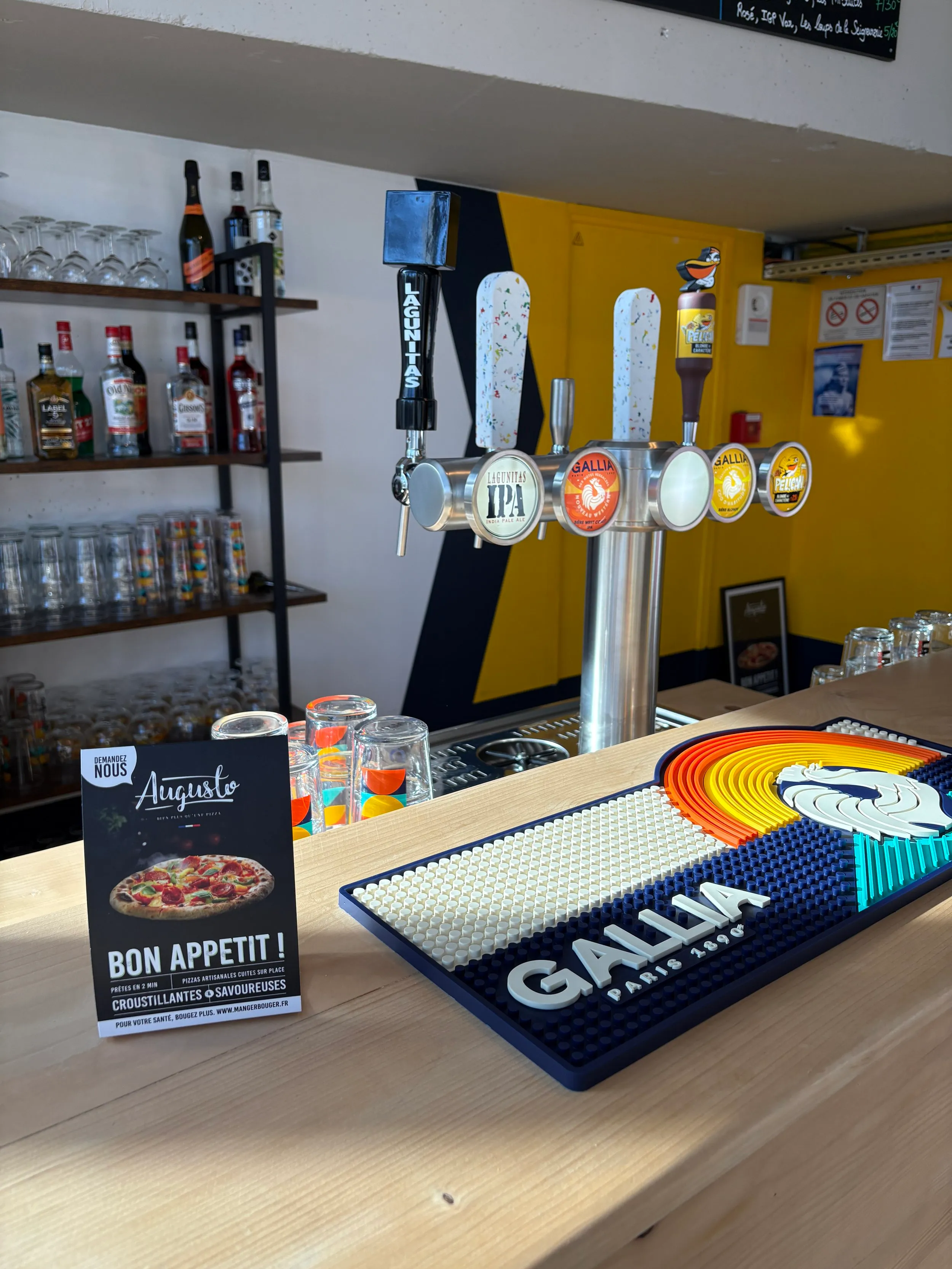 Le bar d'Active Room avec tireuses à bière et menu