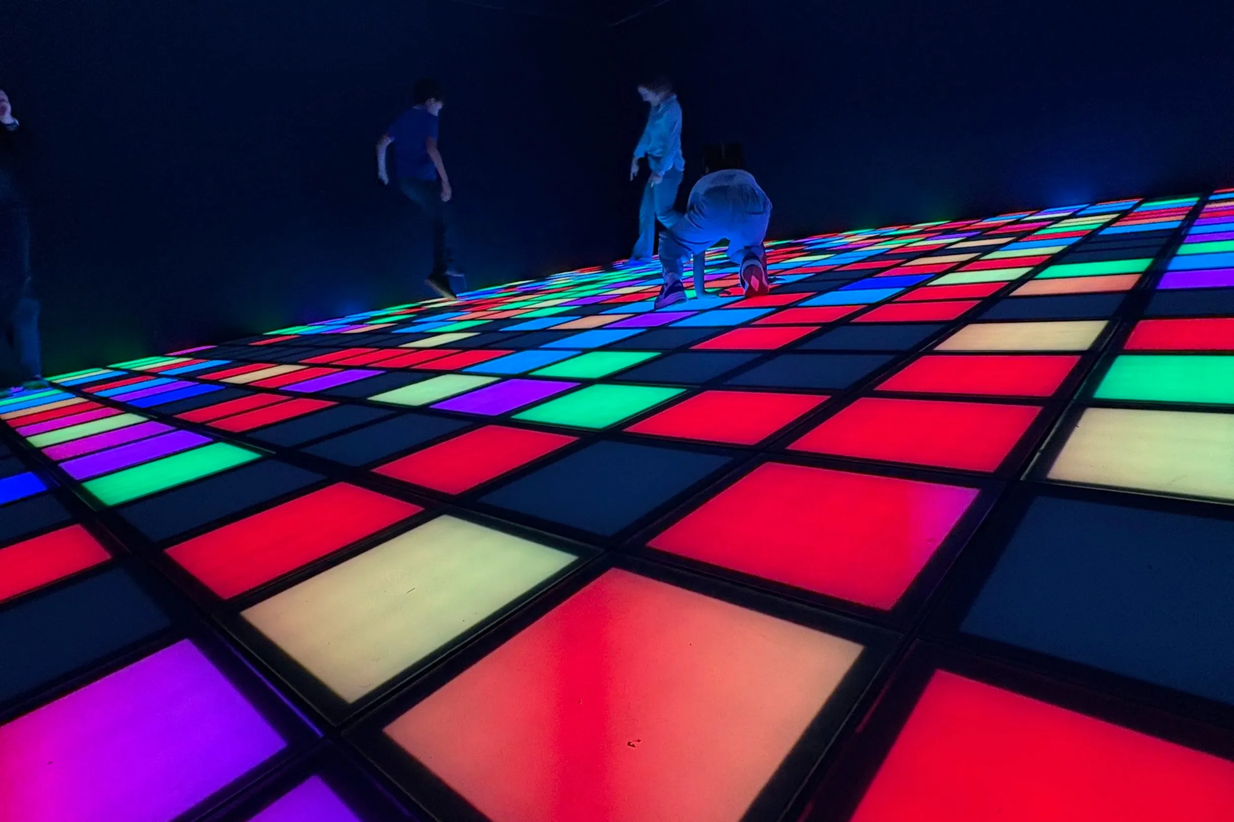Salle PIXEL ROOM illuminée