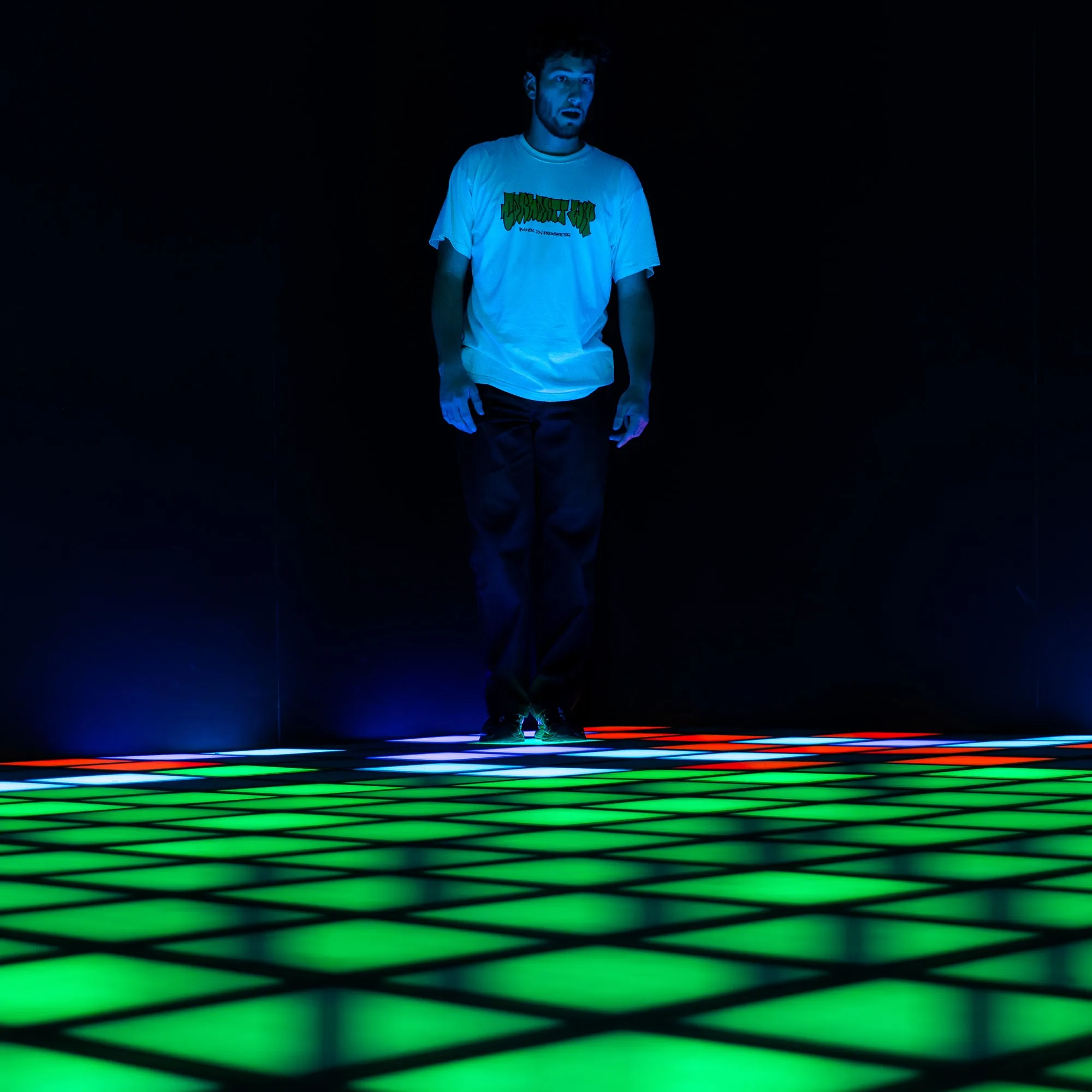 Joueur sur le sol interactif PIXEL ROOM illuminé en vert