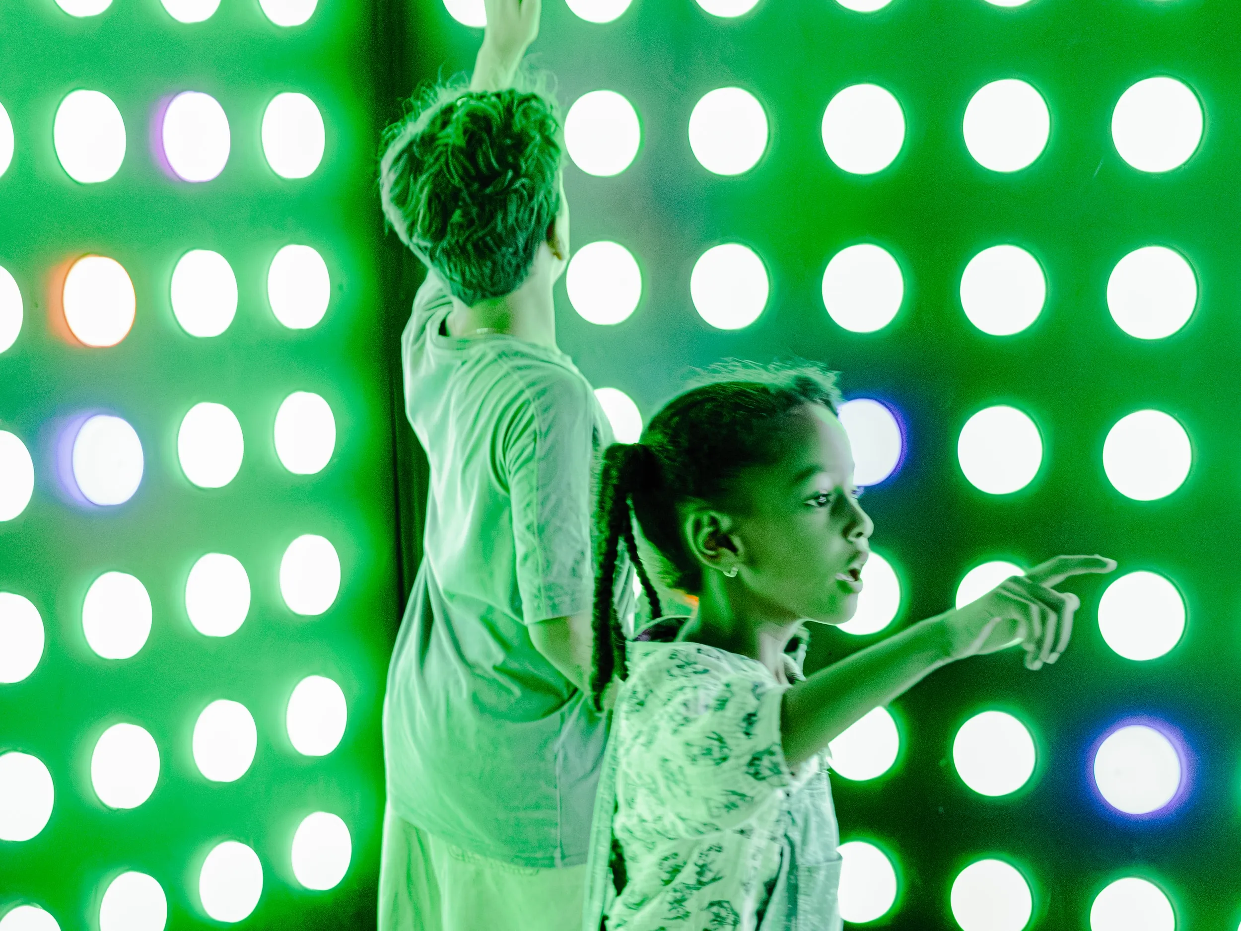 Enfants visant les boutons lumineux du mur PUSH ARENA
