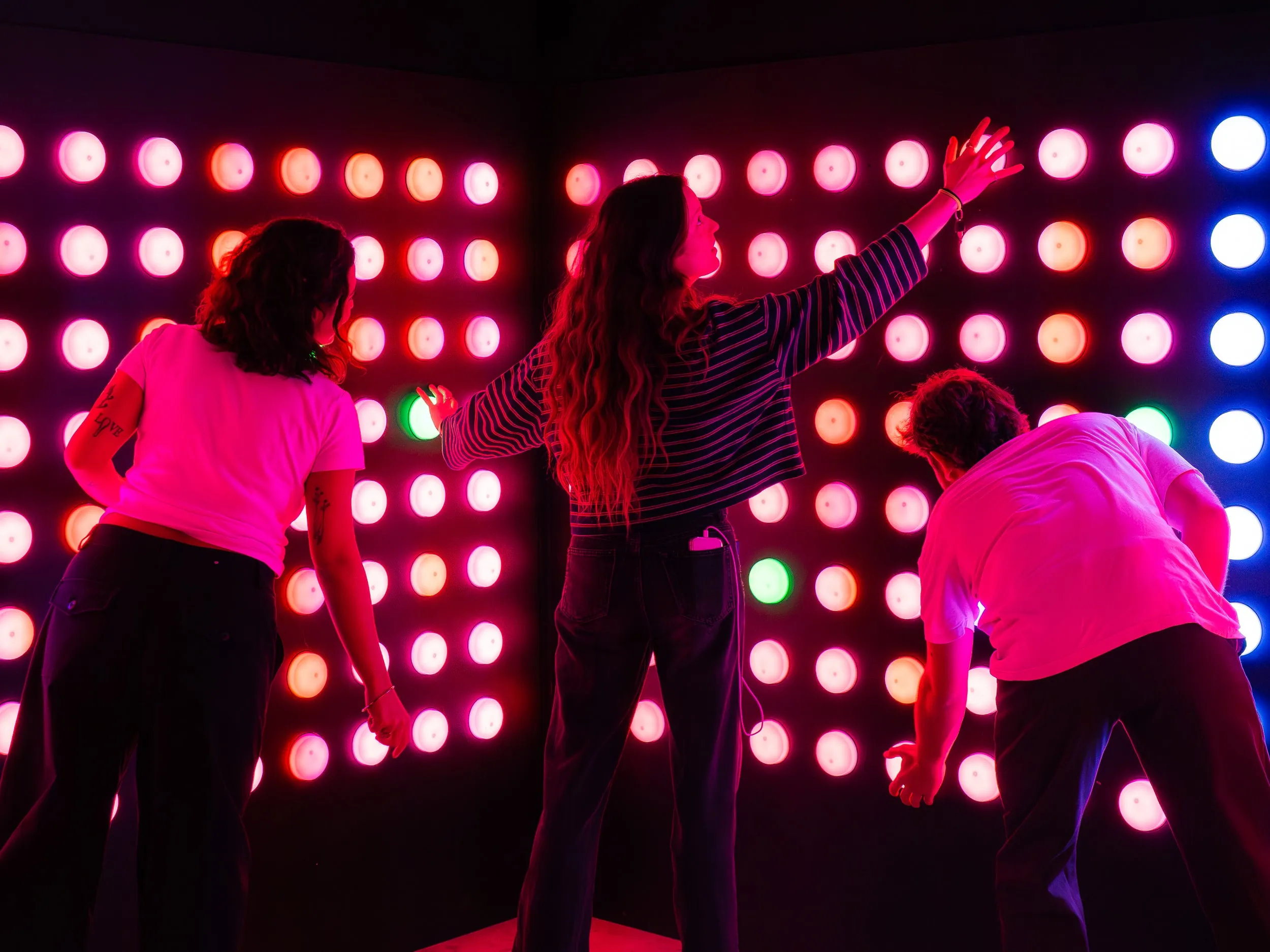Équipe de trois joueurs en pleine partie sur les murs PUSH ARENA