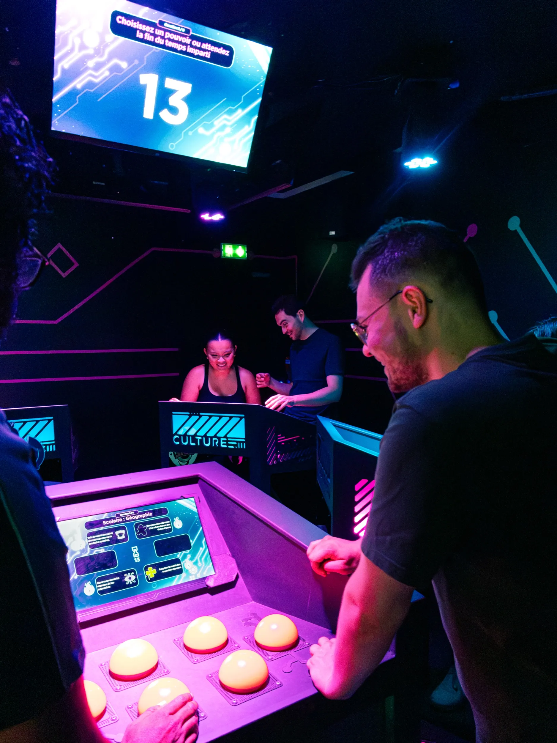 Joueurs sur leurs pupitres à boutons pendant une partie de RIVAL QUIZ